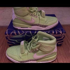 Pastel green nike don’s worn ONCE
